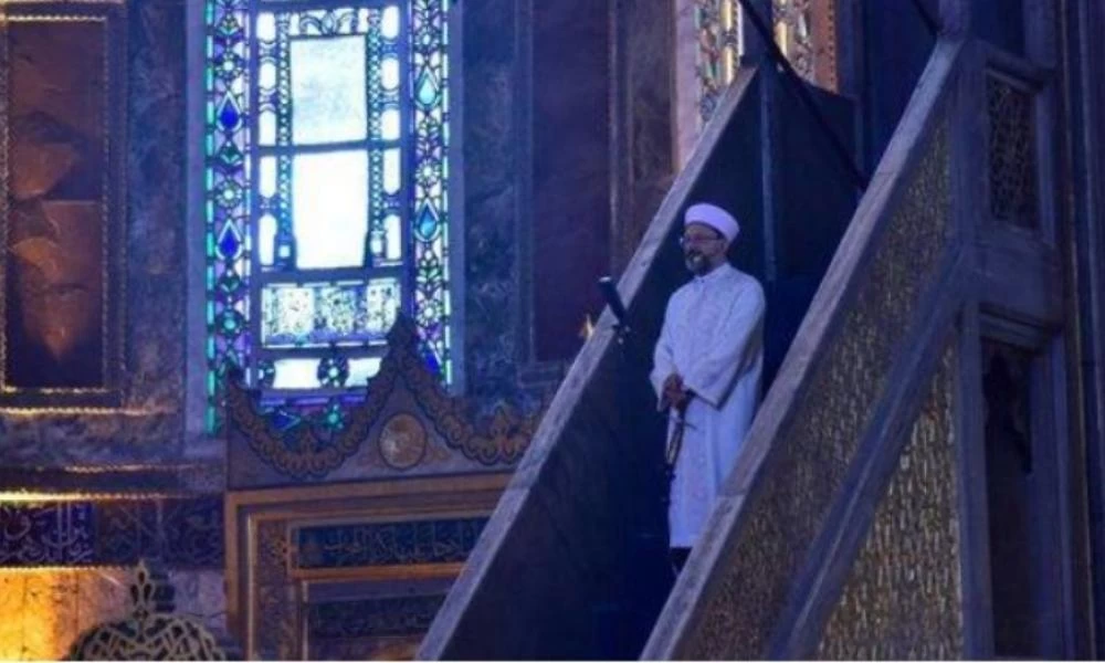Με το σπαθί και πάλι στην Αγιά Σοφιά: Η συμβολική κίνηση "αγάπης" του Ιμάμη